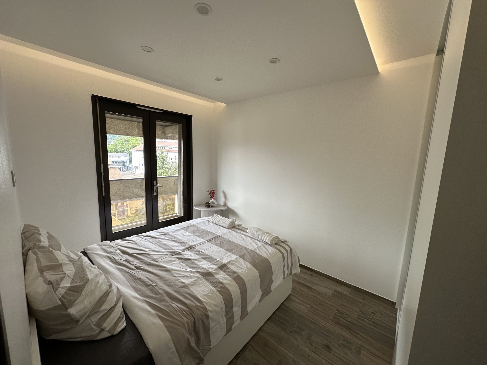 Chambre finie avec peinture soignée et fenêtre sur un chantier KGK