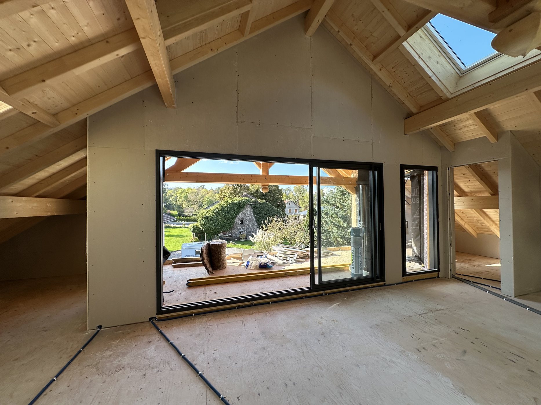 Volume sous combles avec plaques en cours de pose sur un chantier KGK