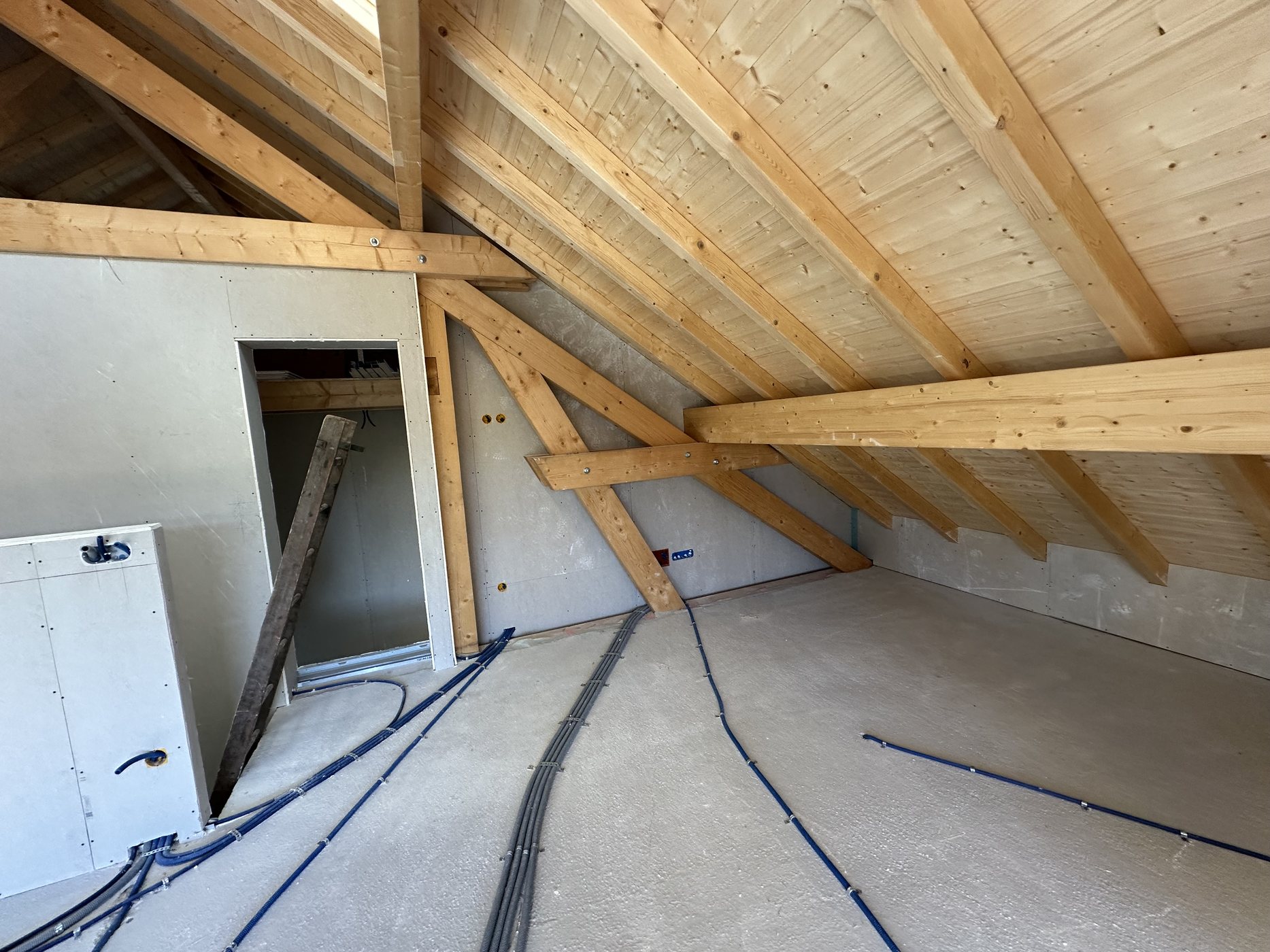 Doublages et plaques sous charpente bois sur un chantier KGK