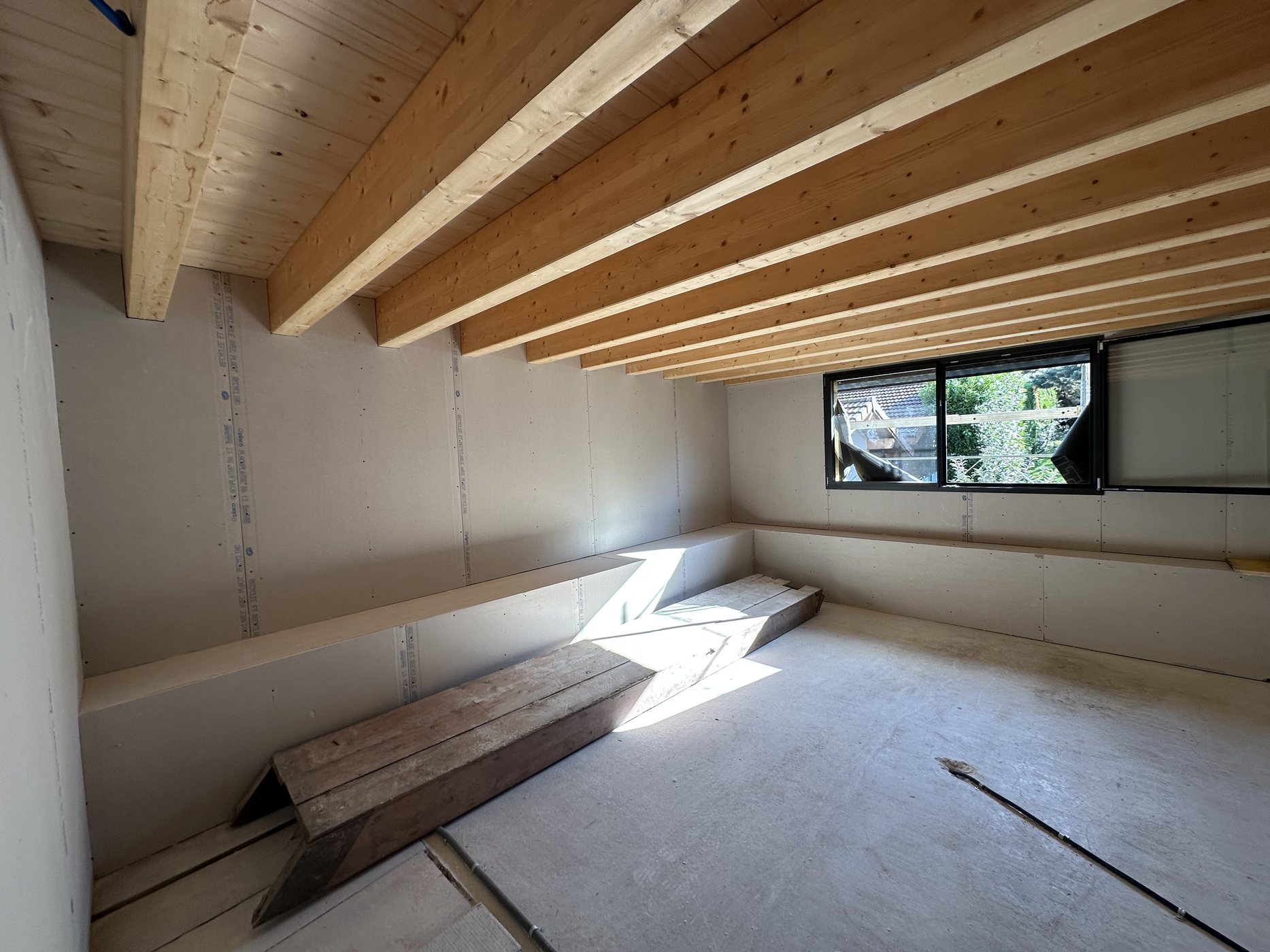 Cloisons placo sous poutres bois sur un chantier KGK