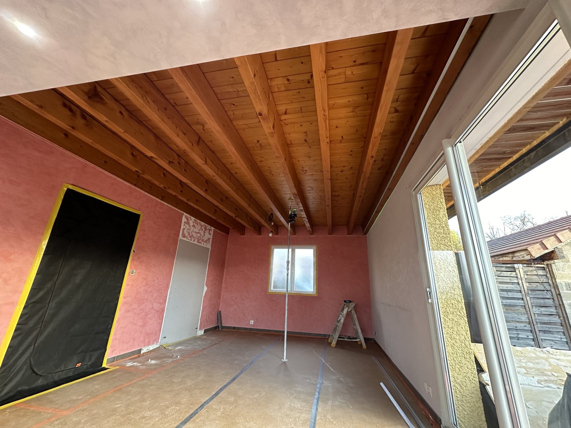 Habillage de plafond sous poutres bois sur un chantier KGK