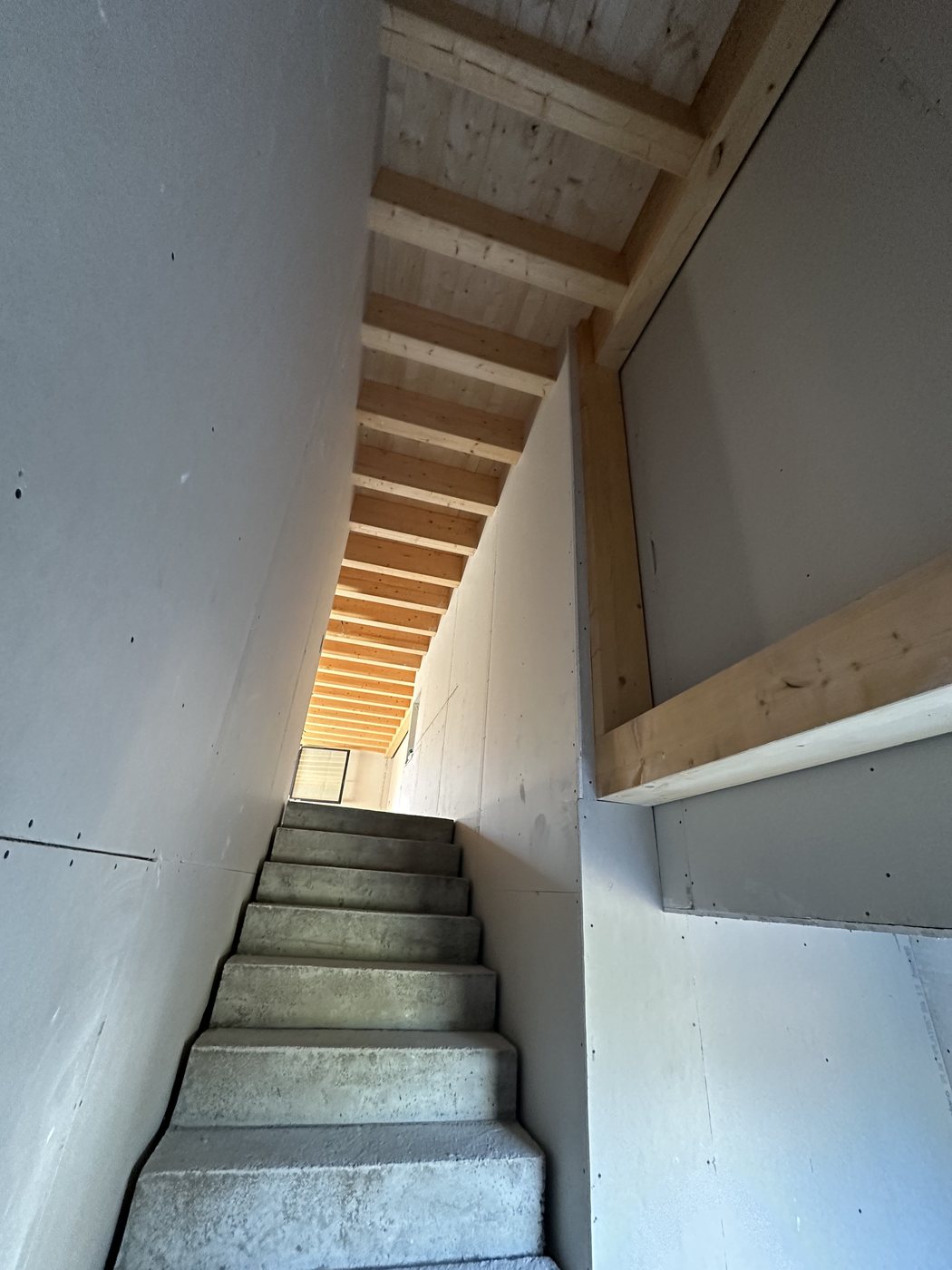 Doublage placo dans une cage d’escalier sur un chantier KGK