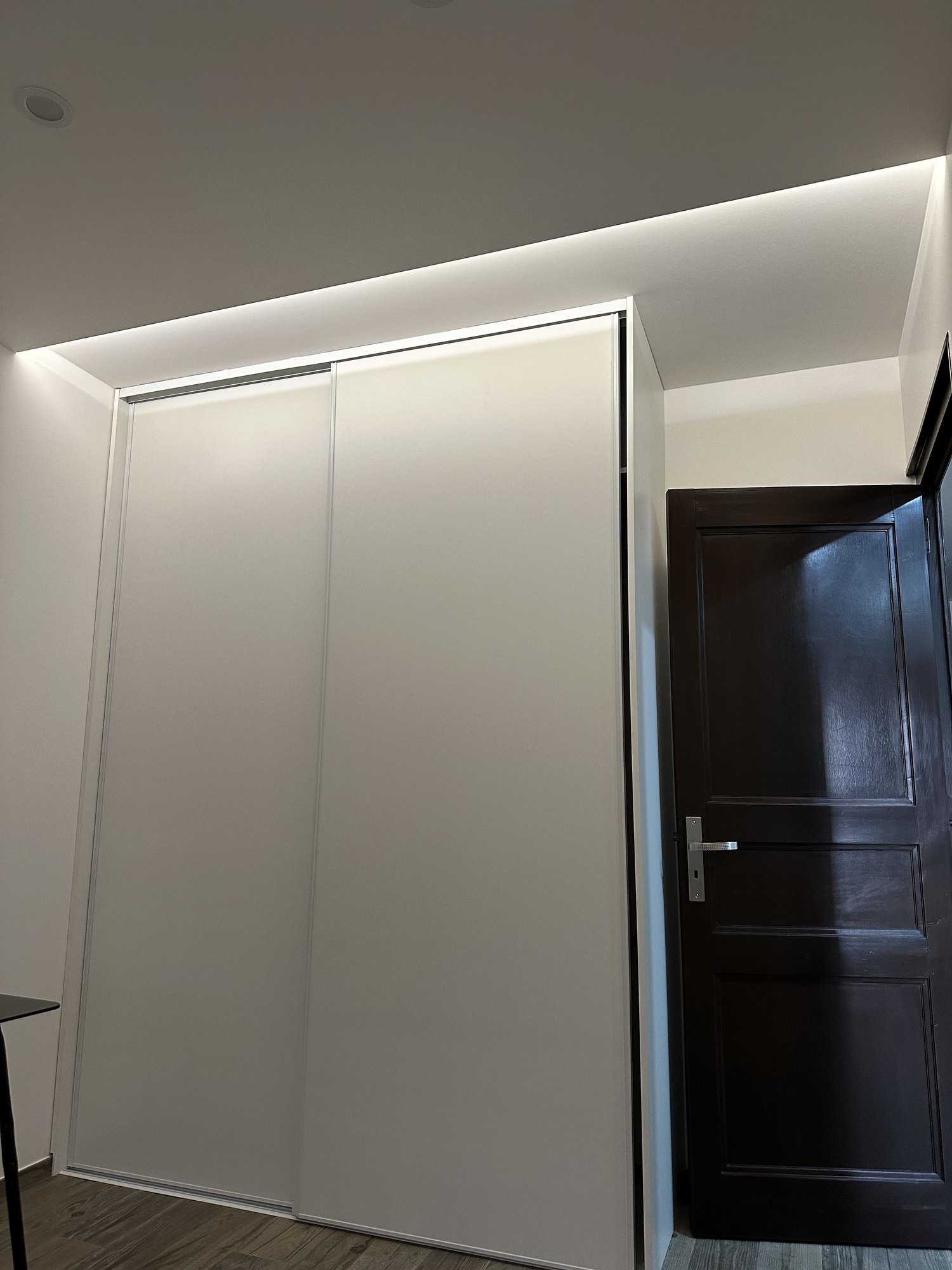 Doublage placo avec porte et éclairage LED sur un chantier KGK