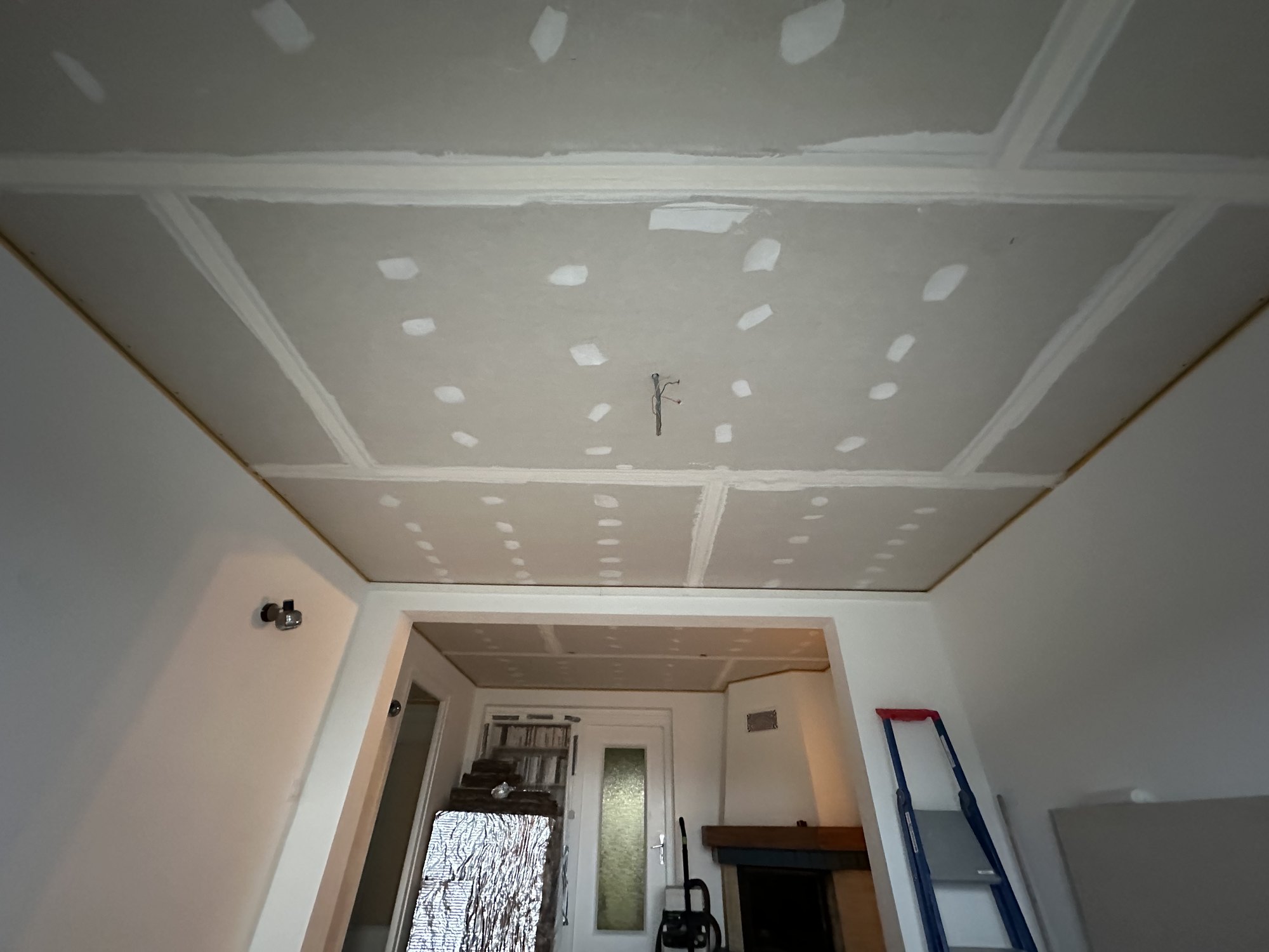 Plafond placo avec joints et emplacements de spots préparés par KGK
