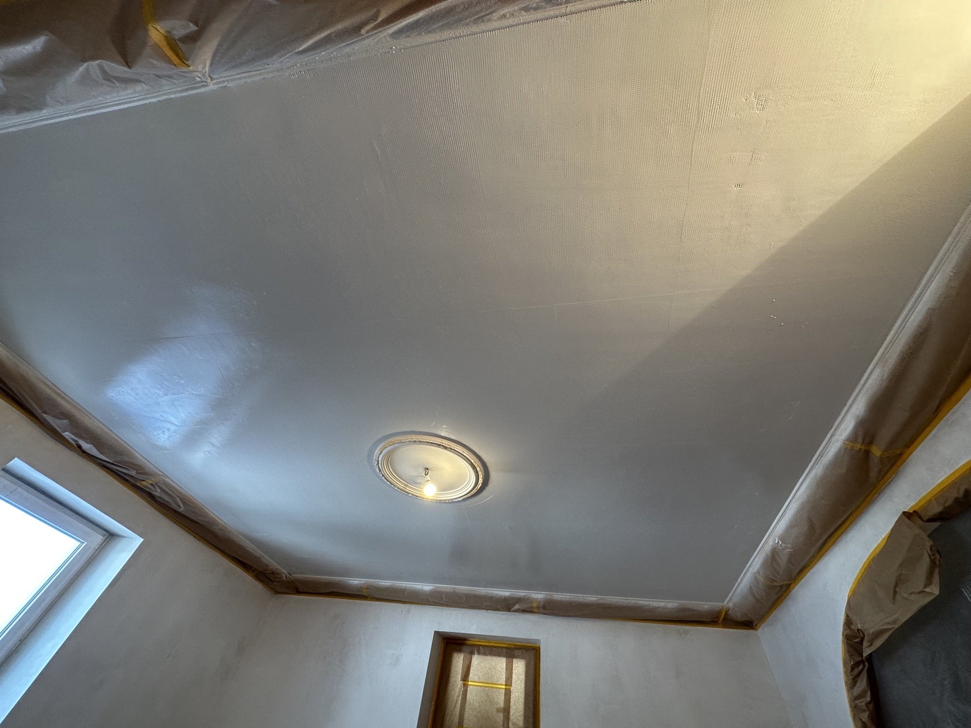 Plafond lissé et prêt à peindre sur un chantier KGK