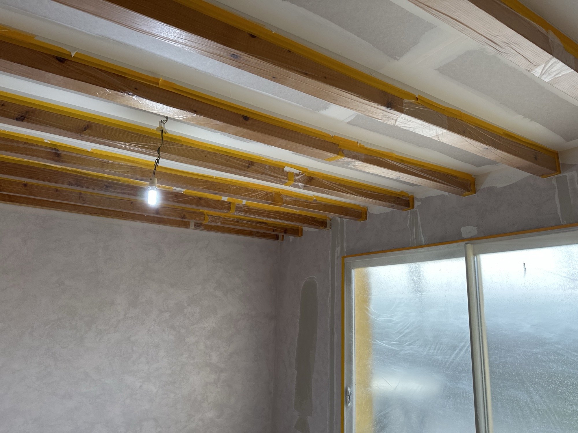 Enduit taloché entre poutres bois réalisé par KGK