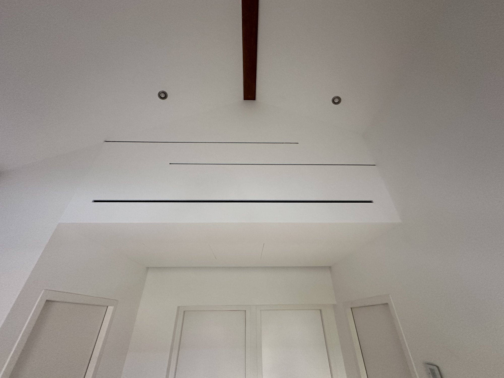 Faux plafond fini avec gorges lumineuses LED sur un chantier KGK