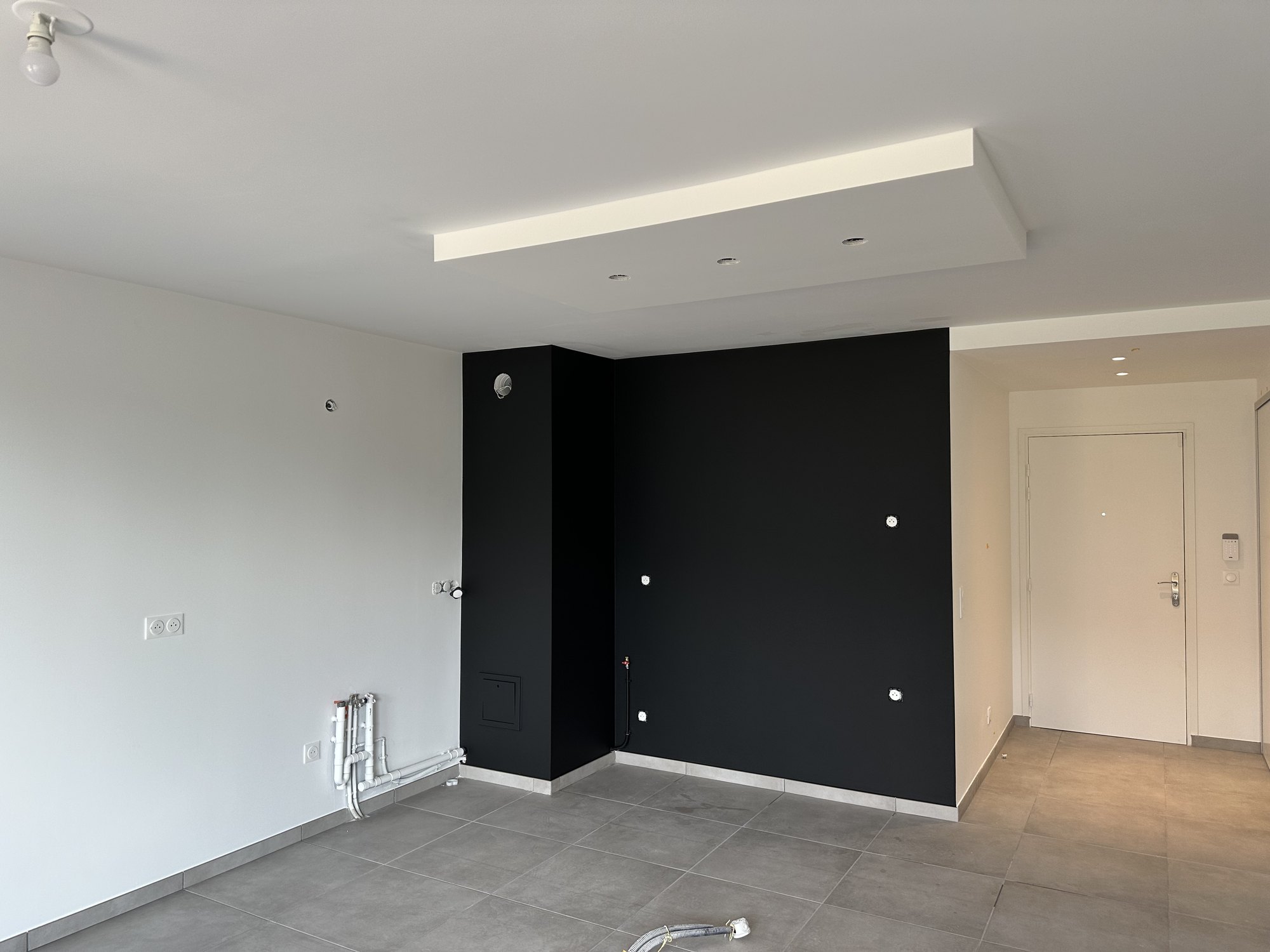 Faux plafond avec gorge LED et mur d’accent sur un chantier KGK