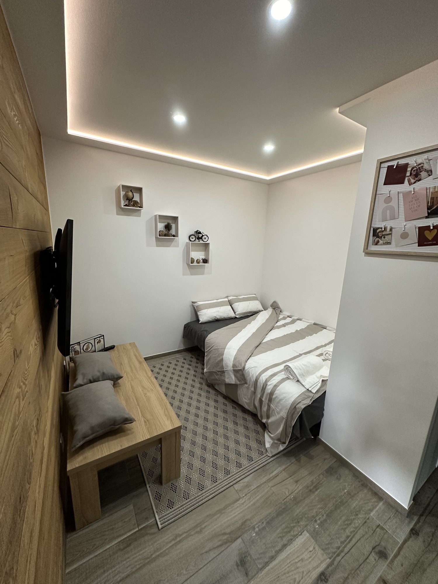 Chambre finie avec gorge lumineuse LED et niches décoratives sur un chantier KGK