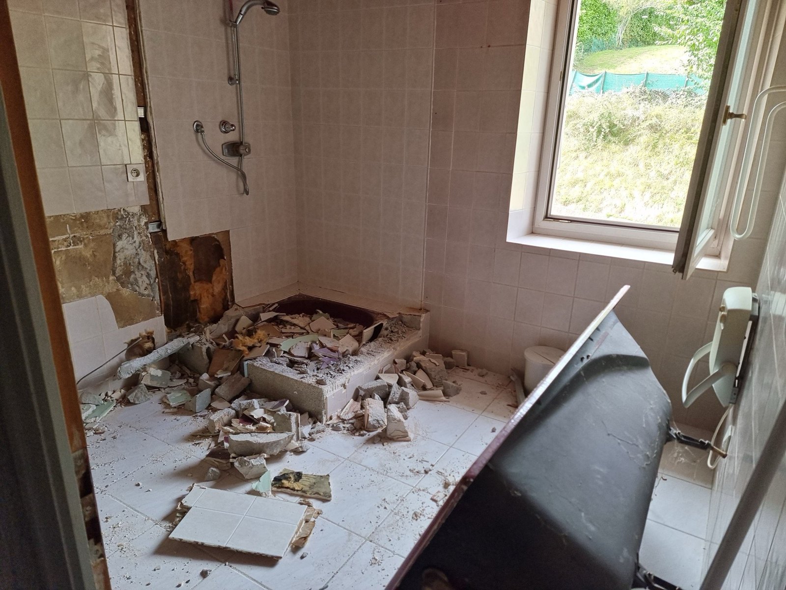 Comble en rénovation avec baie vitrée, visite conseil KGK en Haute-Savoie