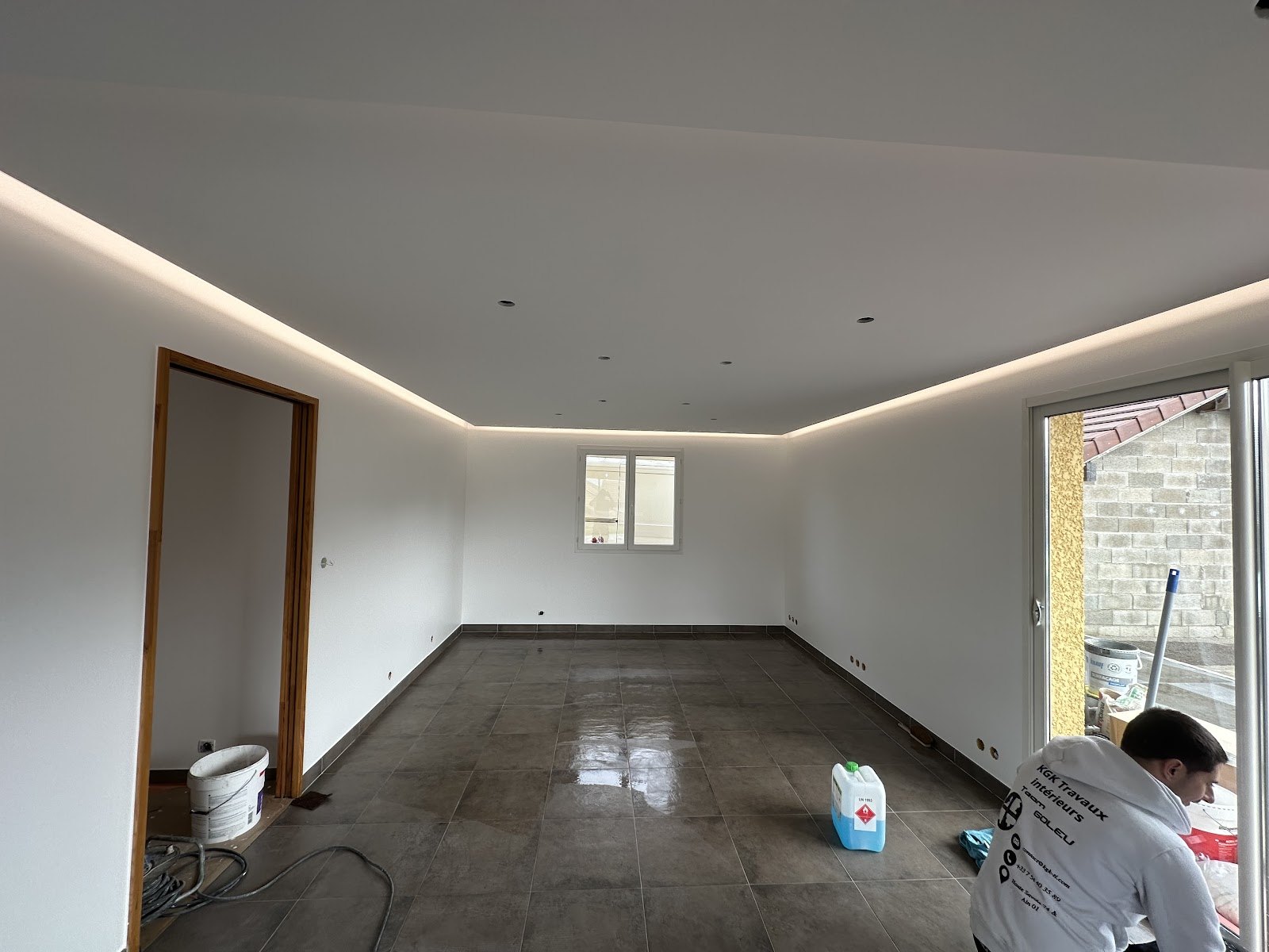 Pièce finie avec plafond lumineux, peinture intérieure KGK à Bonneville