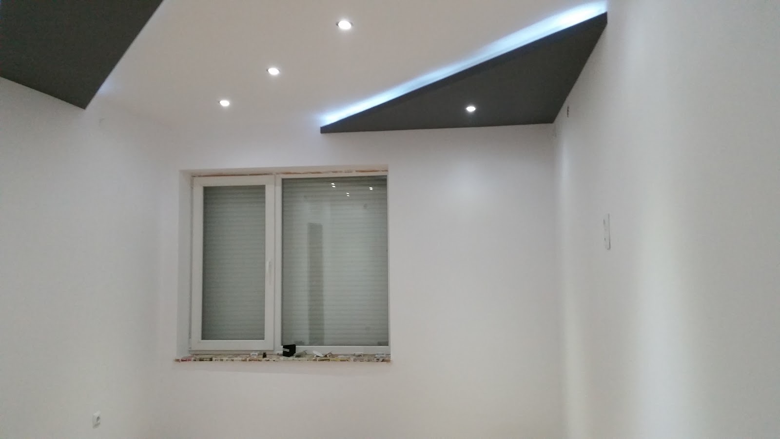 Faux plafond avec spots et éclairage LED sur un chantier KGK