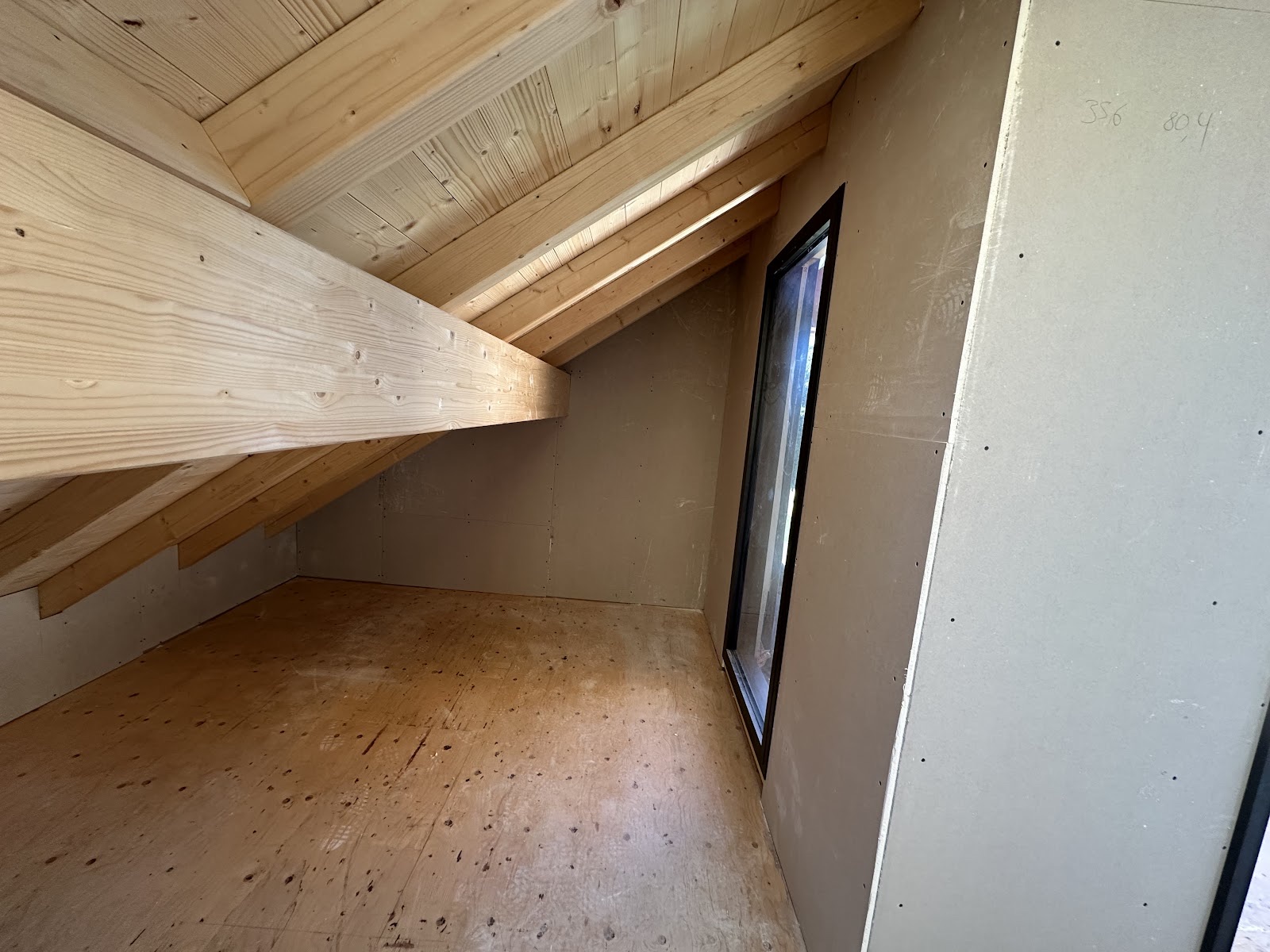 Comble en placo avec poutre et OSB, travaux intérieurs KGK en Haute-Savoie