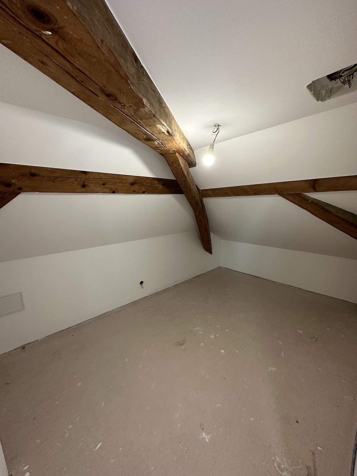 Peinture blanche sous combles avec poutre bois, travaux KGK à Annemasse