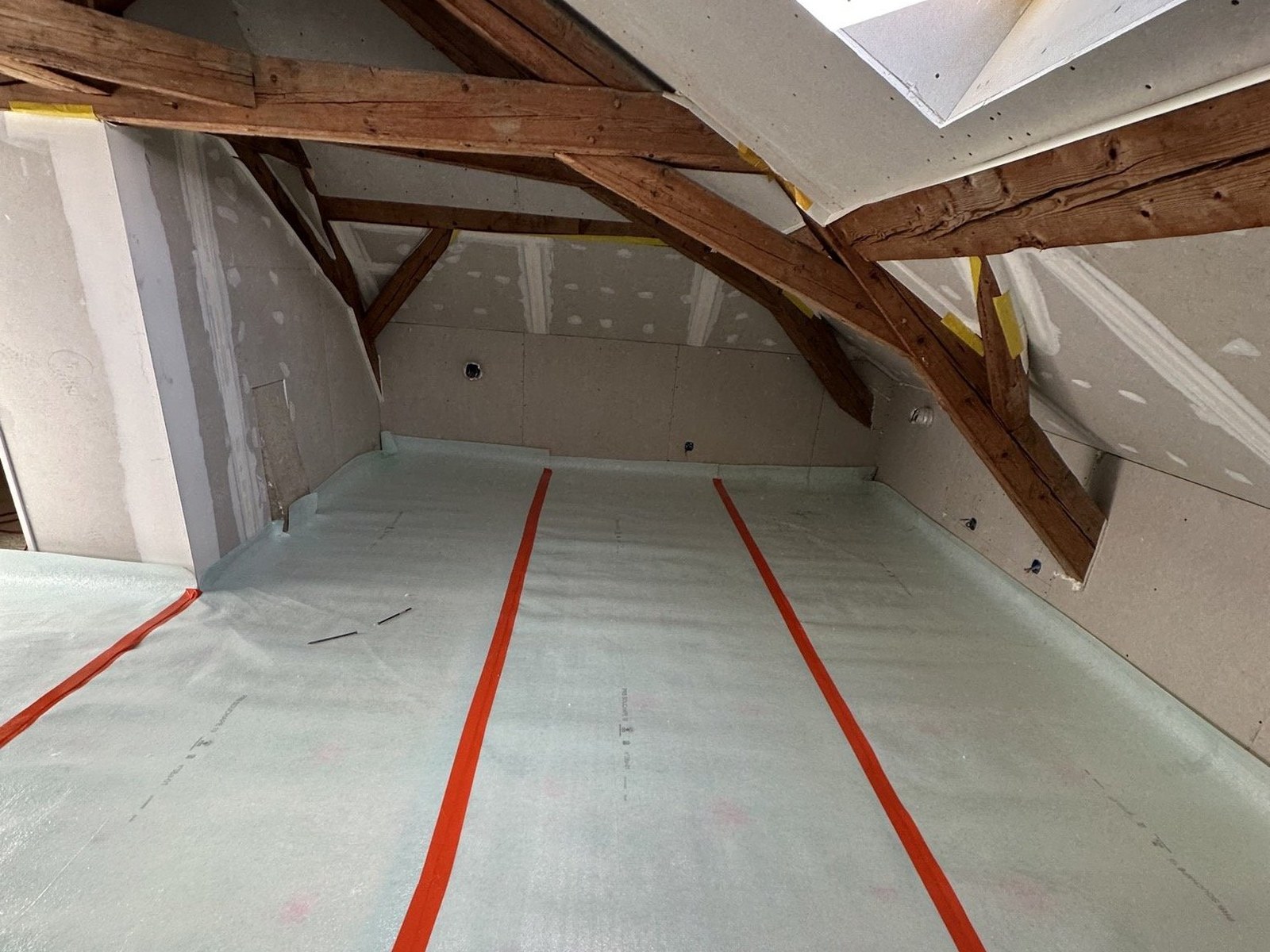 Isolation intérieure sous charpente, travaux intérieurs KGK autour de Bonneville