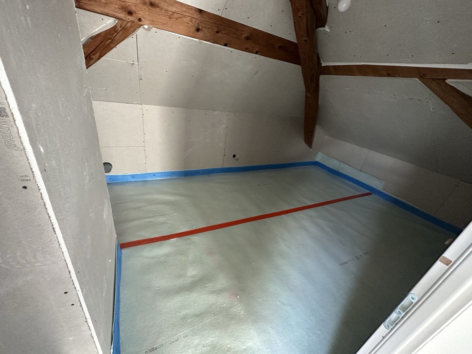Combles en placo avec chape, travaux intérieurs KGK à Cluses