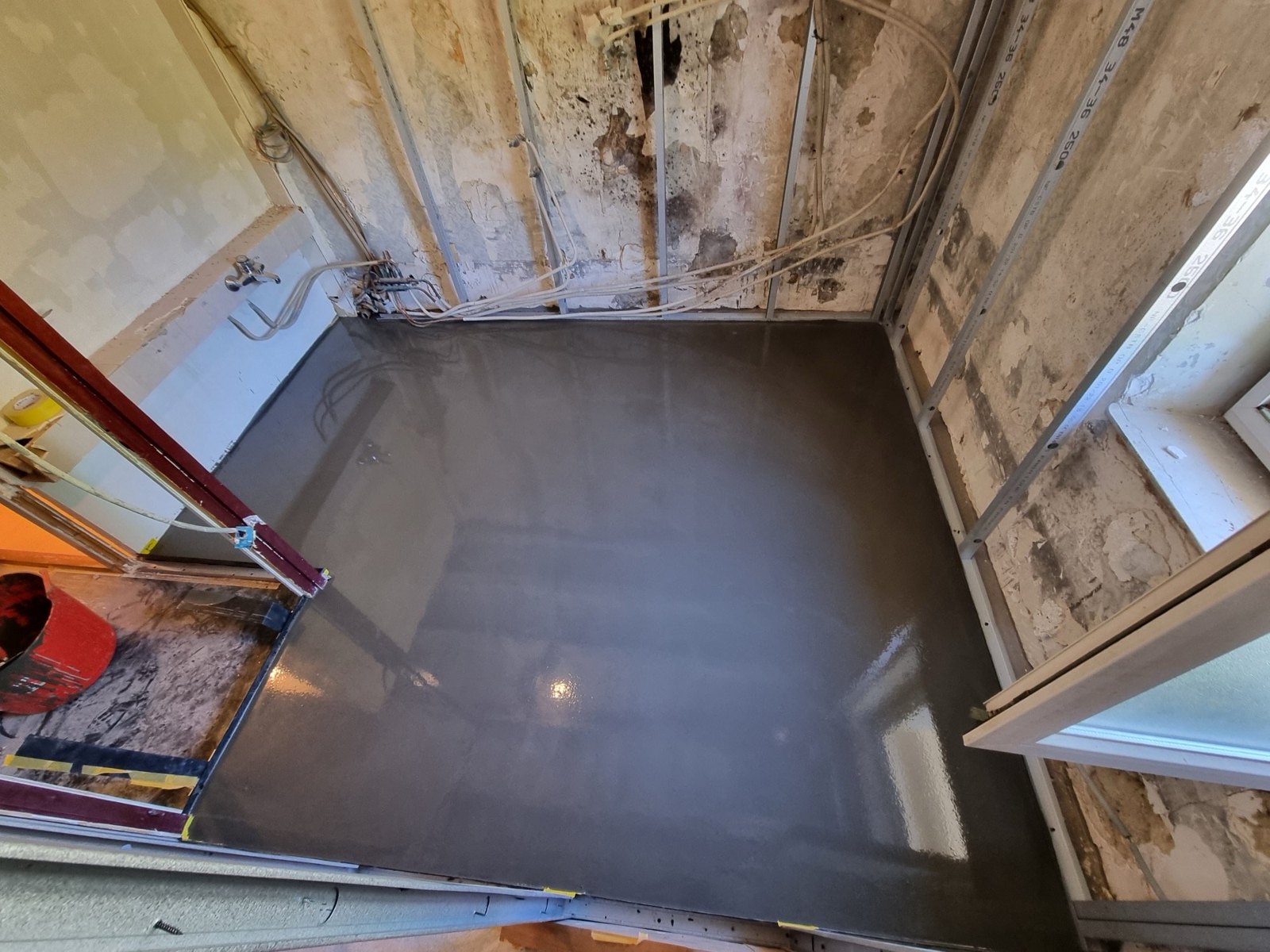 Comble plaqué avec poutres bois, travaux intérieurs KGK pour le secteur de Marnaz