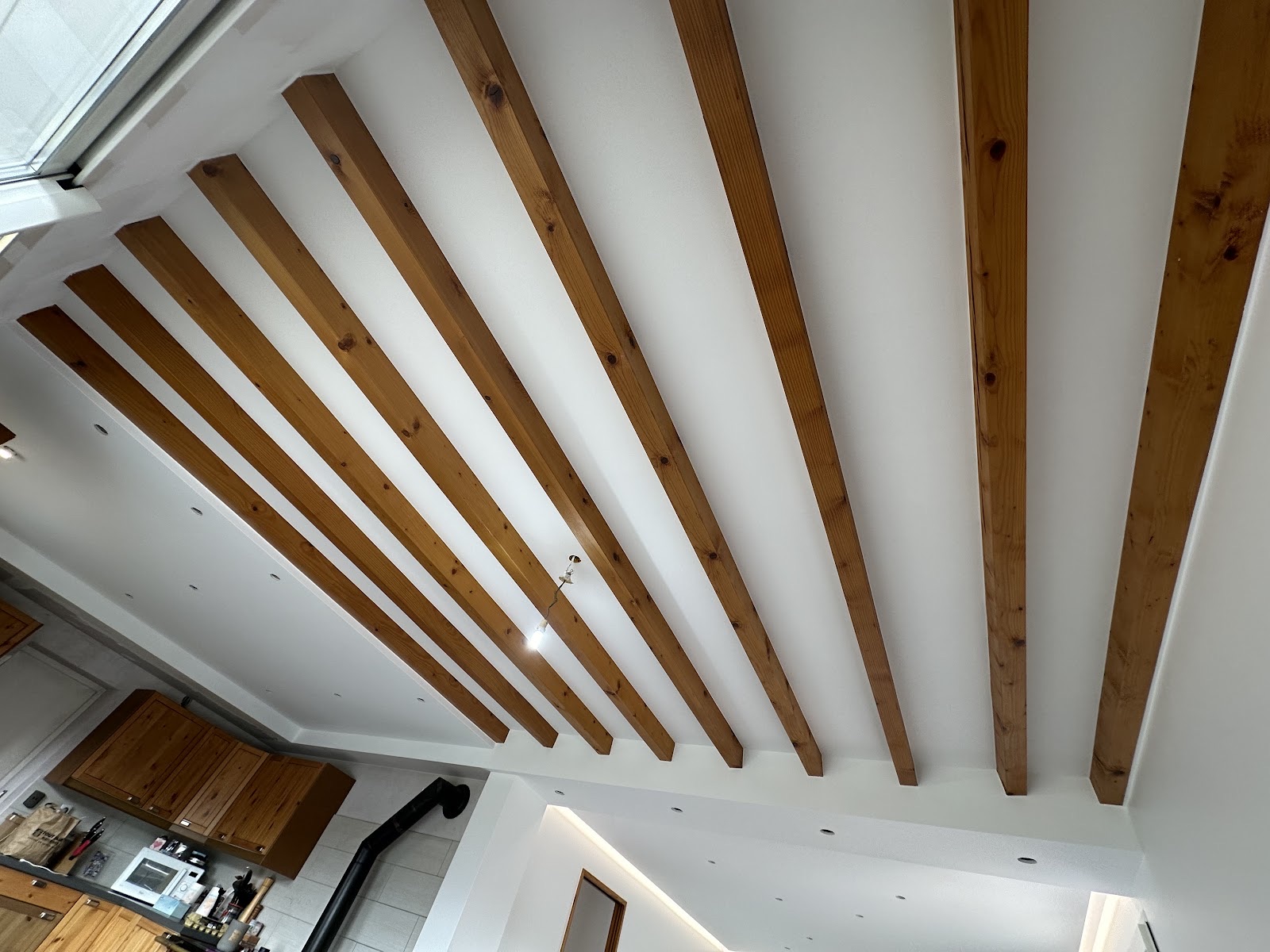 Plafond avec poutres apparentes et spots, travaux KGK à Reignier