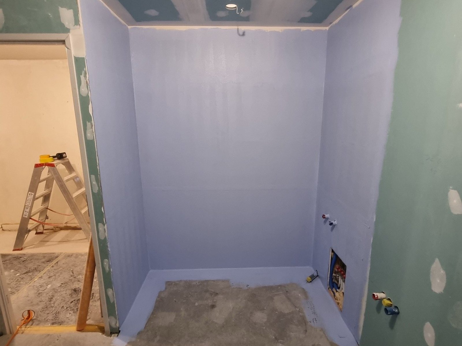 Plafond blanc avec poutres apparentes, travaux intérieurs KGK pour le secteur de Scionzier