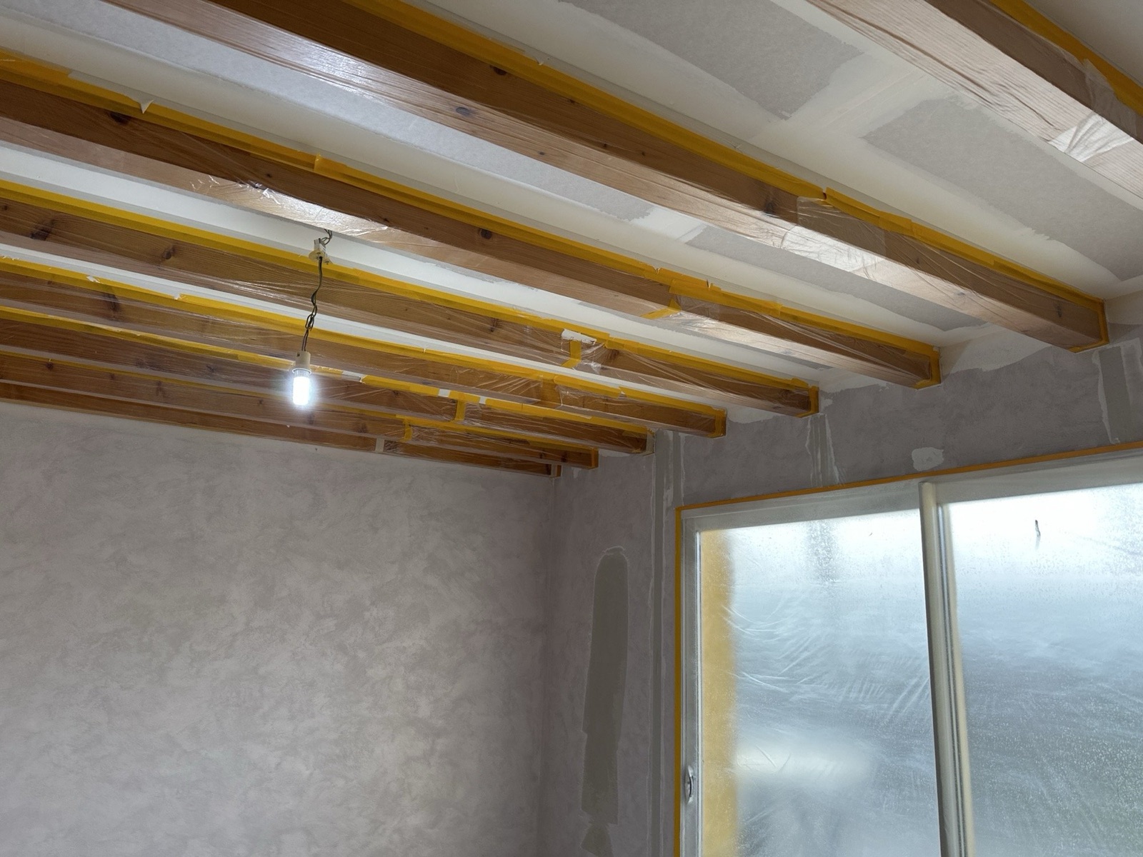 Enduit taloché et poutres bois, travaux KGK à Thonon-les-Bains
