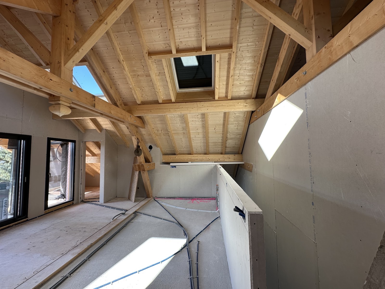 Combles avec placo et charpente, photo chantier pour premier avis KGK