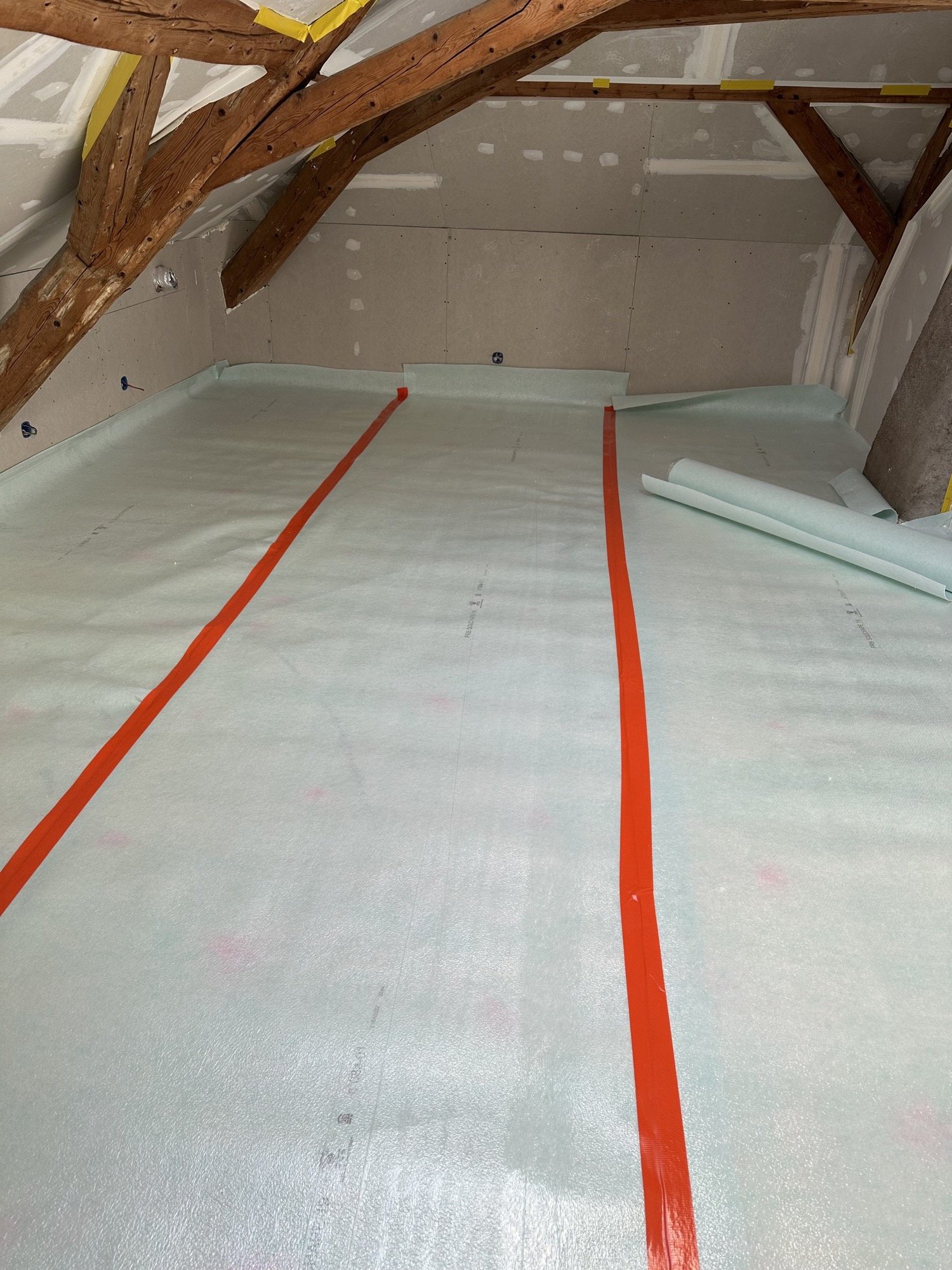 Isolation de combles avec pare-vapeur et ossature intérieure sur un chantier KGK