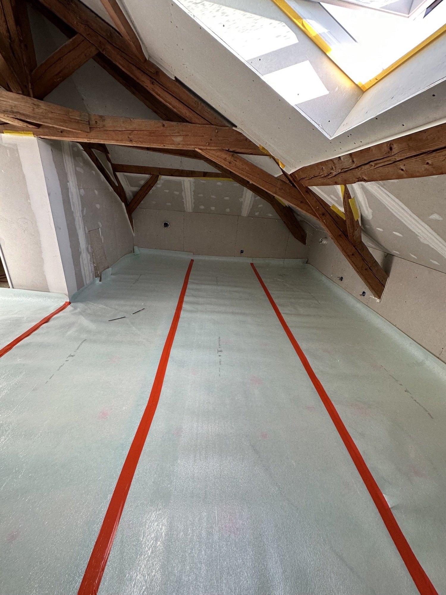 Isolation intérieure sous charpente avec pare-vapeur sur un chantier KGK