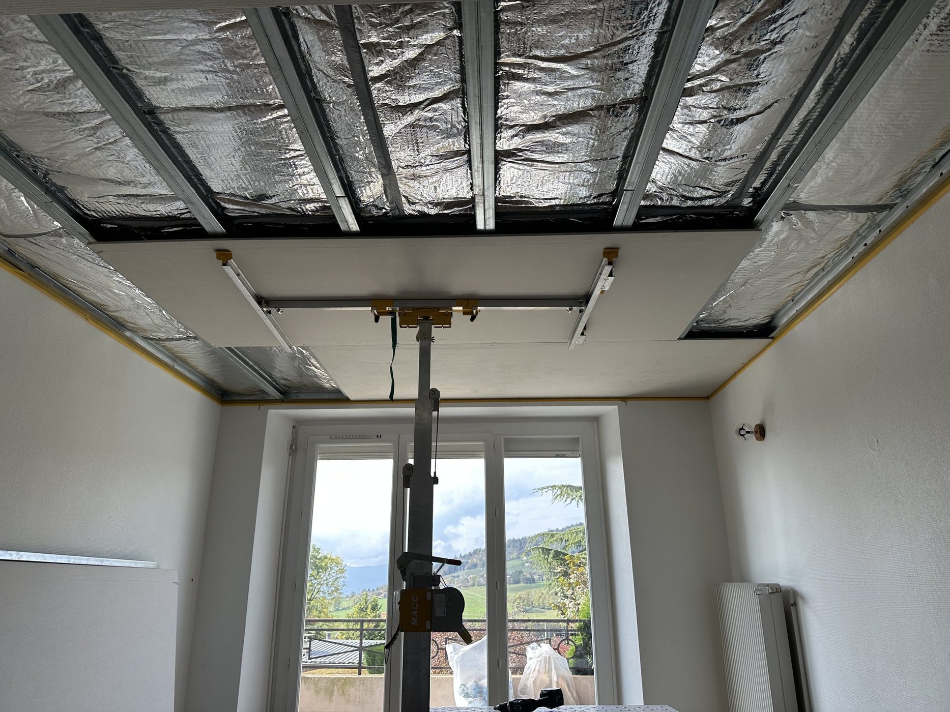 Membrane pare-vapeur visible au plafond sur un chantier KGK