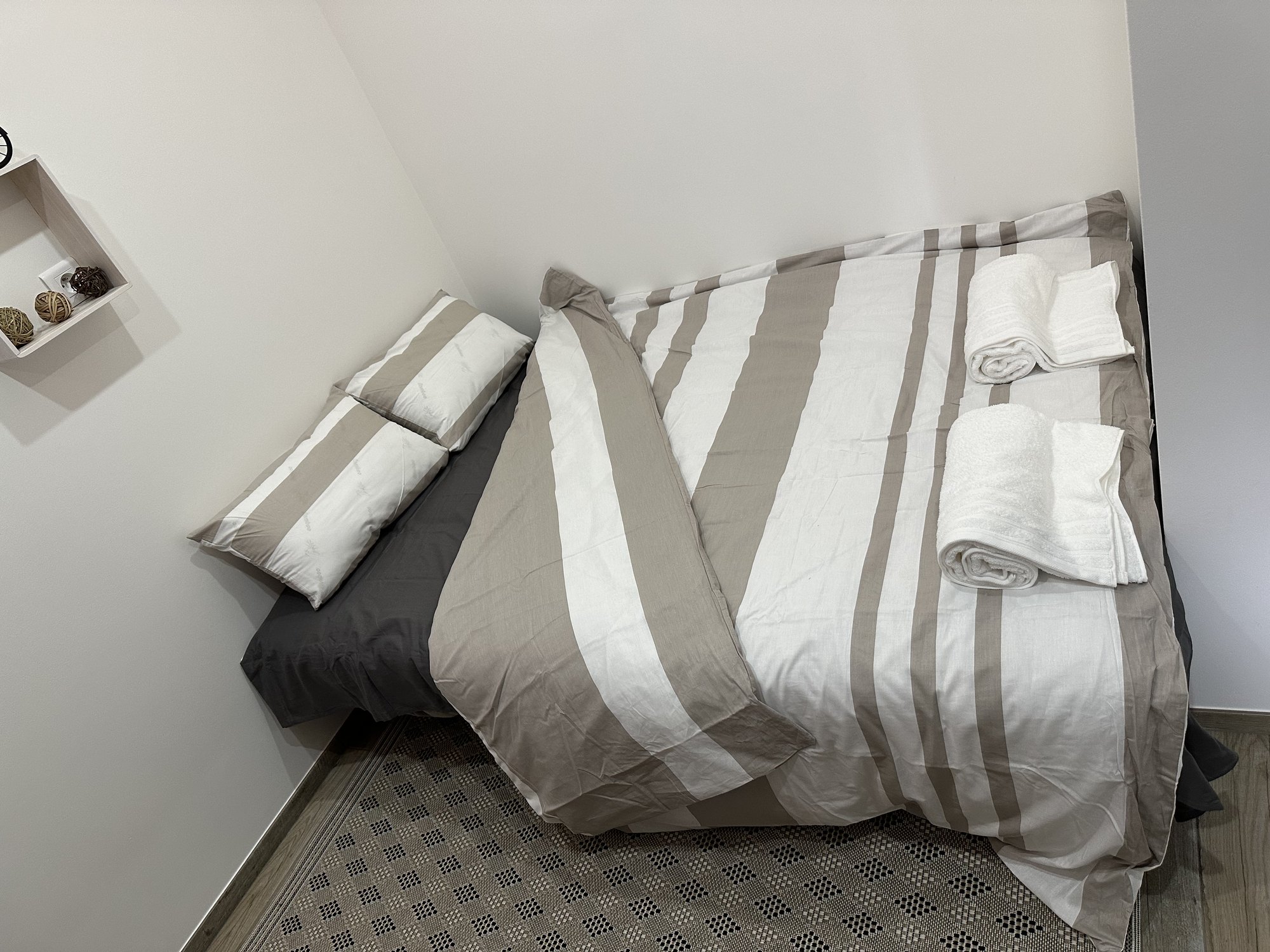 Niches sur mesure en placo dans une chambre rénovée par KGK