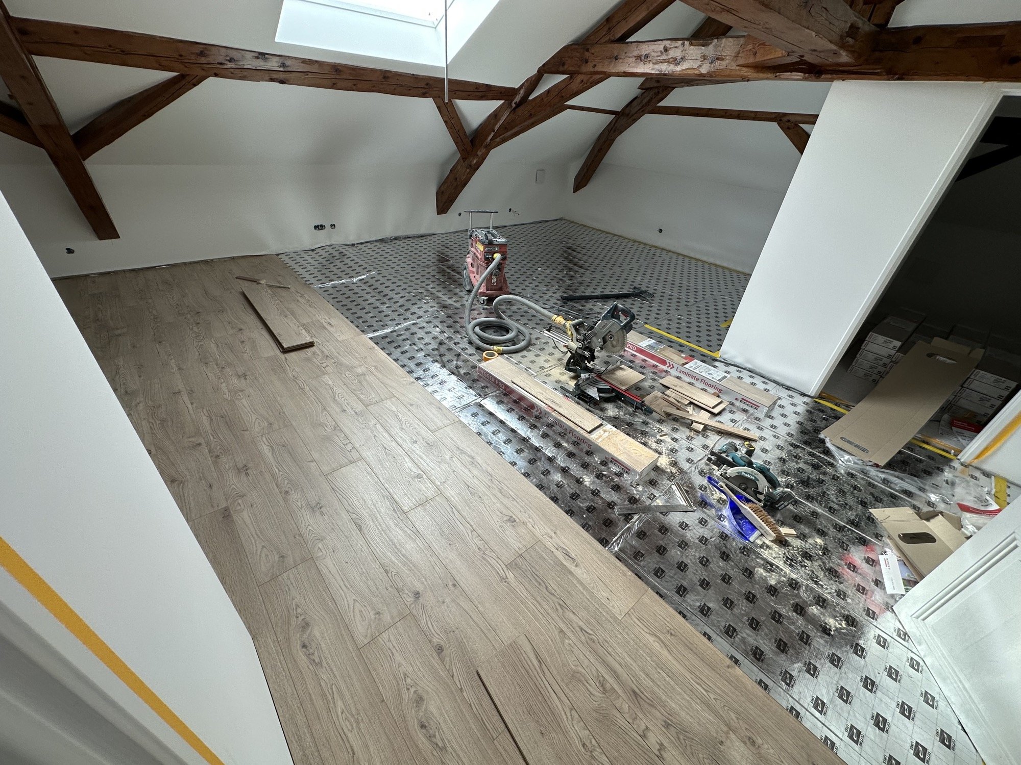 Pose de parquet flottant sous combles par KGK