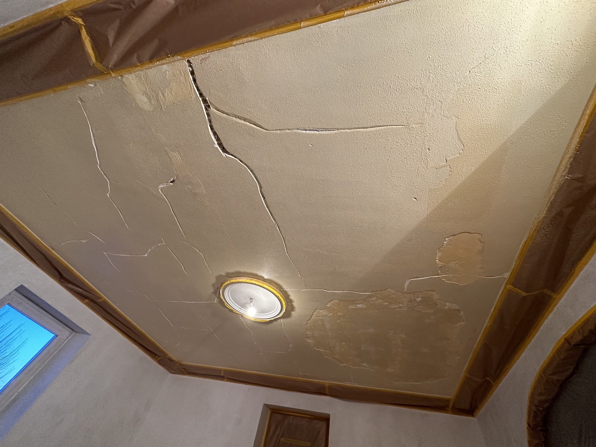 Rebouchage de fissures et enduit de plafond sur un chantier KGK