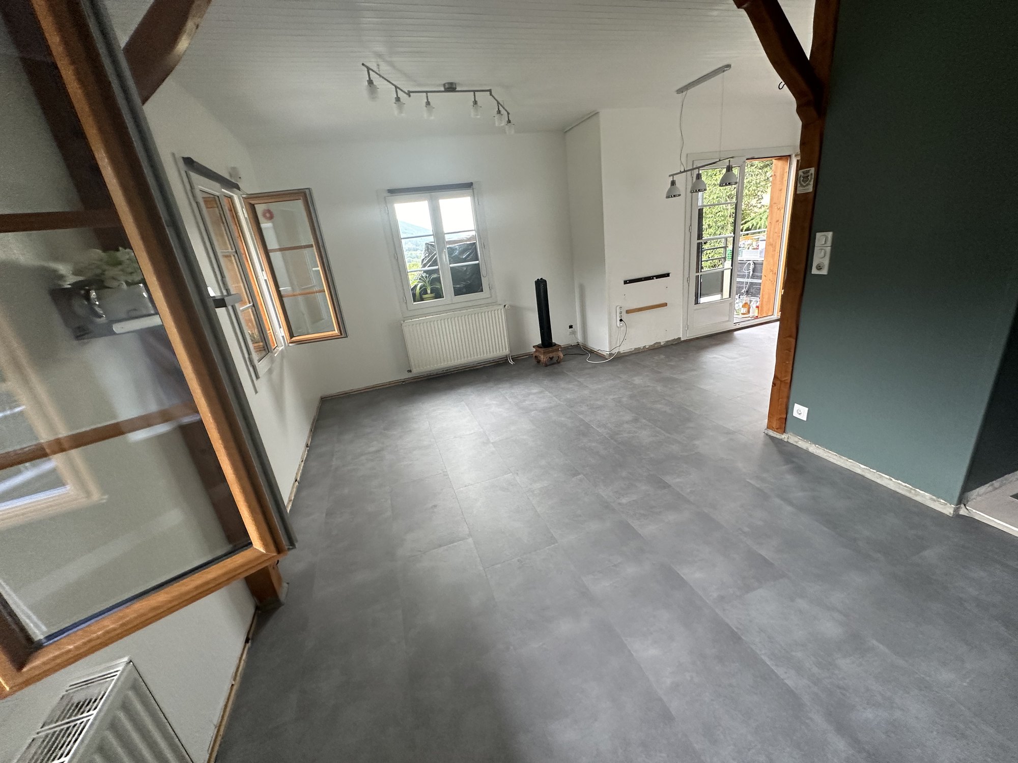 Sol LVT gris posé dans une pièce de vie par KGK