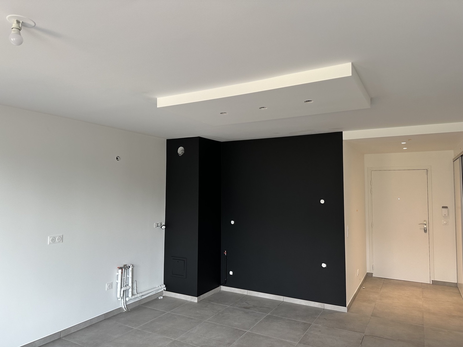 Mur noir et faux plafond avec LED, réalisation KGK à Annemasse (Haute-Savoie)