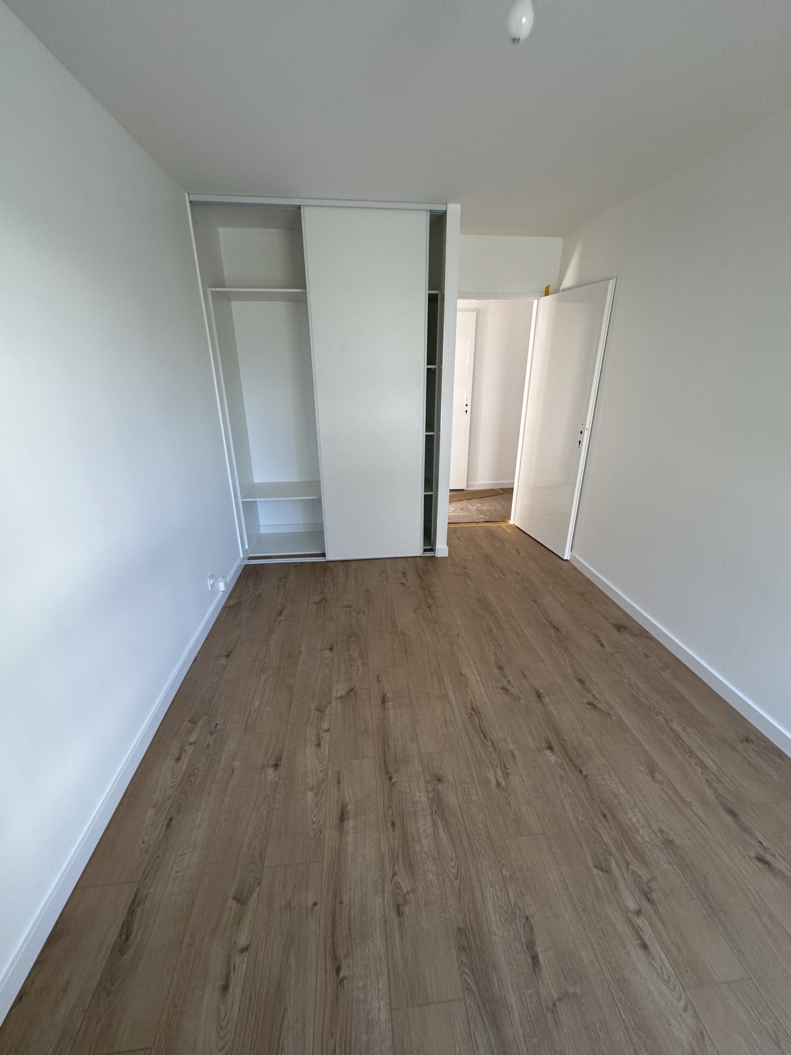 Rénovation d’appartement avec peinture et sol, chantier KGK à Ferney-Voltaire
