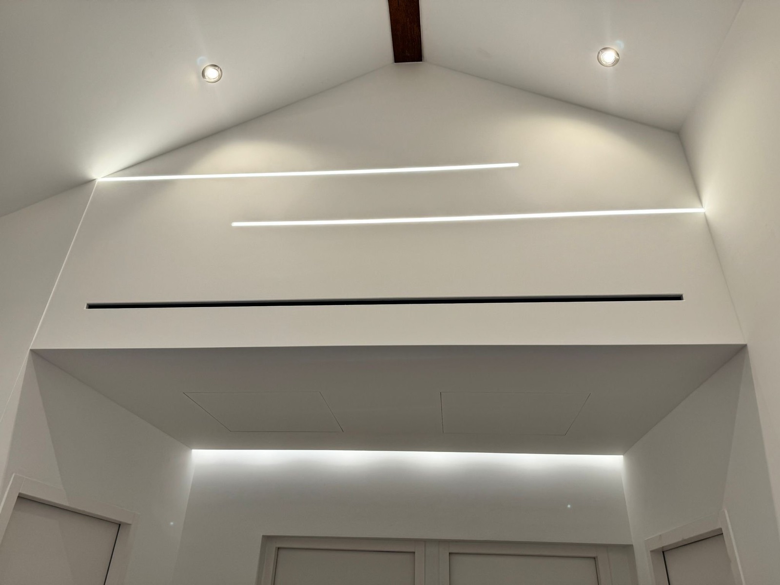Caisson de climatisation en placo avec LED, réalisation KGK à Lucinge