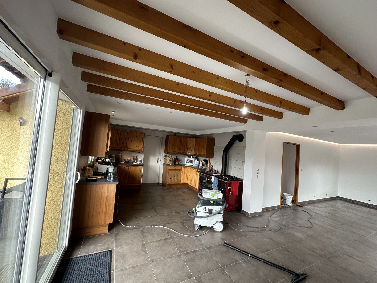 Faux plafond placo avec LED et peinture, chantier KGK à Minzier