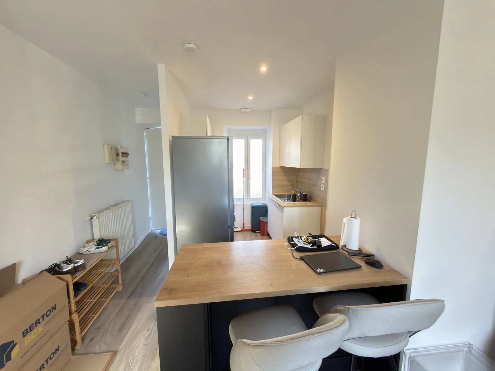 Cuisine avec murs clairs, plan de travail et coin repas.
