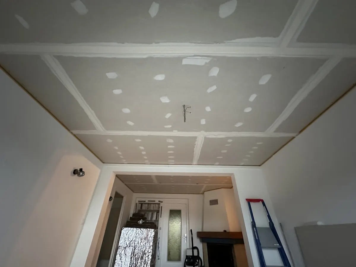 Plafond placo avec joints et emplacements de spots préparés par KGK