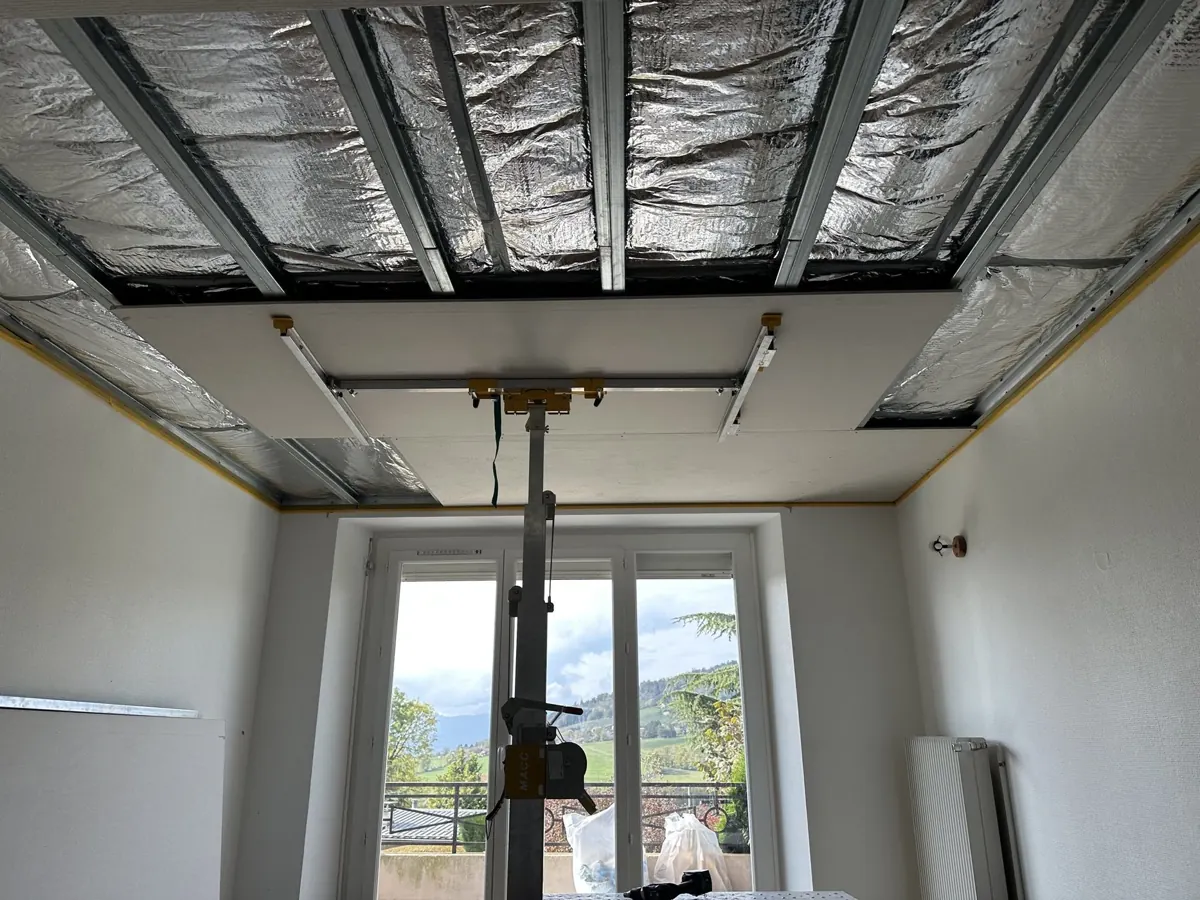 Membrane pare-vapeur visible au plafond sur un chantier KGK