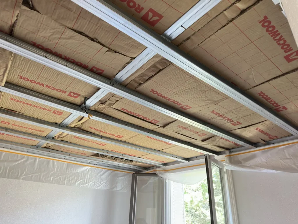 Ossature et isolant de plafond à Saint-Gervais-les-Bains (Haute-Savoie) — KGK Travaux Intérieurs