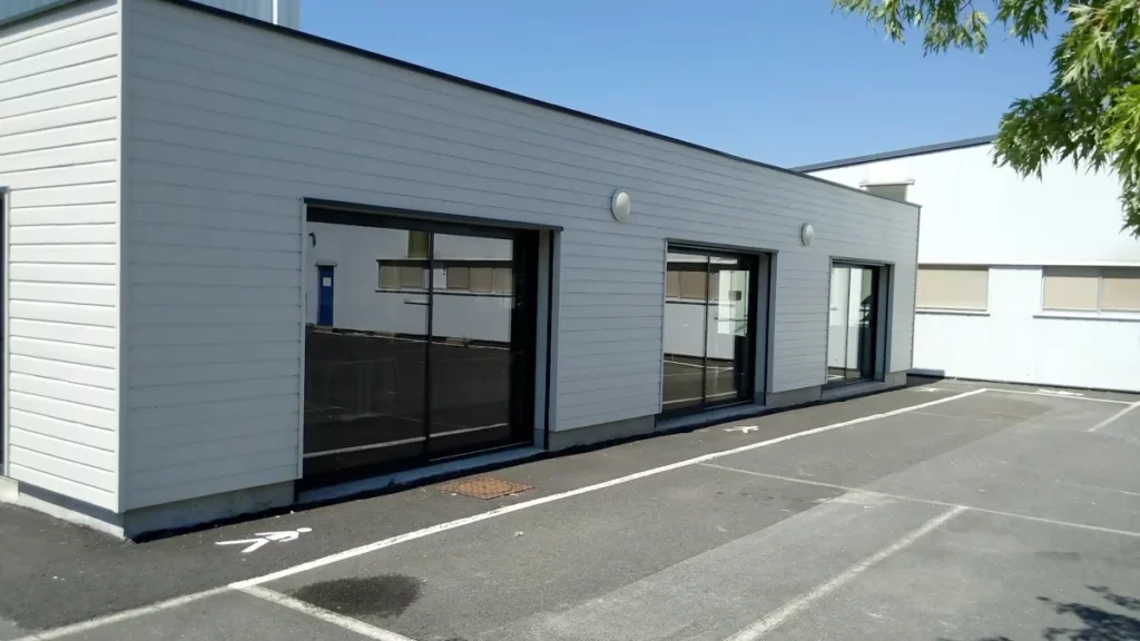 Extérieur de locaux professionnels, repère visuel pour demandes syndics et régies en Haute-Savoie