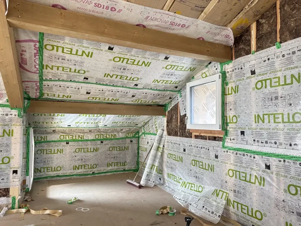 Membranes et bandes adhésives sous rampants à Samoëns (Haute-Savoie) — KGK Travaux Intérieurs