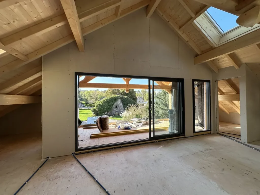 Chantier intérieur en combles avec placo et charpente bois