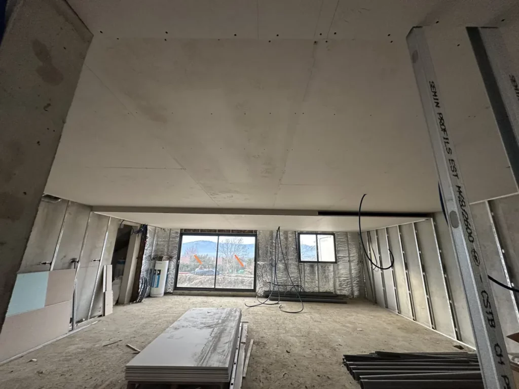 Plaques de plâtre et ossatures avant finitions à Beaumont (Haute-Savoie) — KGK Travaux Intérieurs