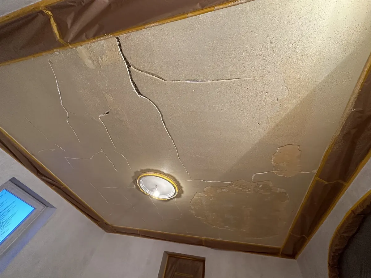 Rebouchage de fissures et enduit de plafond sur un chantier KGK
