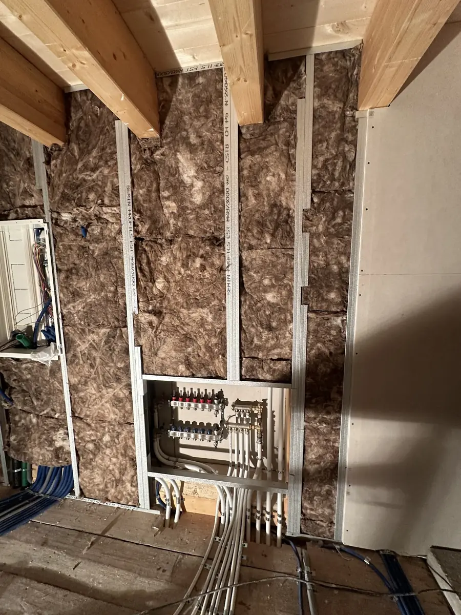 Isolation intérieure avec support et réseaux visibles sur un chantier KGK