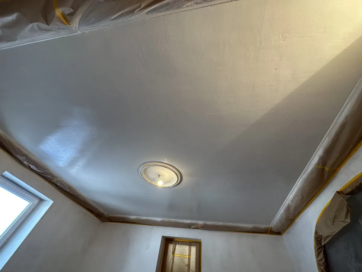 Plafond lissé et prêt à peindre sur un chantier KGK