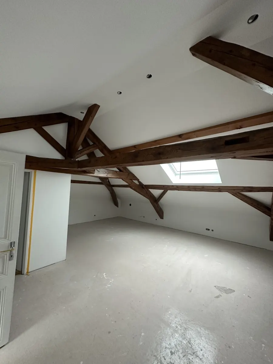 Parois blanches et plafond sous combles, chantier KGK.